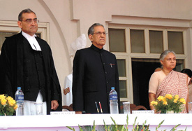 Delhi Lt. Governor B.L. Joshi administering the oath of office to Mr Justice Markandeya Katju as the Chief Justice of High Court of Delhi at Raj Niwas