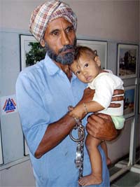 Handcuffed Bhola Singh, who has been arrested for killing his father, along with his son in Bathinda