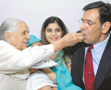 Newly appointed Chief Justice of India Y.K. Sabharwal shares happy moments with his mother at his residence in New Delhi on Tuesday.
