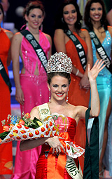 Venezuela's Alexandra Braun Waldeck, 22, waves to the crowd after winning the Miss Earth 2005 beauty pageant at the University of the Philippines auditorium in Manila on Sunday