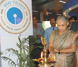 Delhi CM Sheila Dikshit inaugurating an exhibition on Evolution and History of State Bank of India at Pragati Maidan in the Capital on Monday