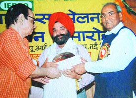 H.S. Bedi (centre) receiving the Raj Bhasha Hindi Puraskar in New Delhi.