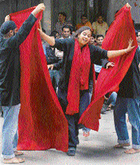 A scene from Mittha Rok Ke Patti Thok Ke
