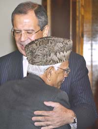 Russian Foreign Minister Sergei Lavrov welcomes his Indian counterpart Natwar Singh during their meeting in Moscow on Friday.