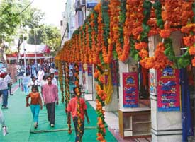 Markets in Chandigarh wear a festive look and teem with Divali shoppers