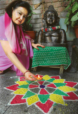 Neeru Ohri and her Rangoli art