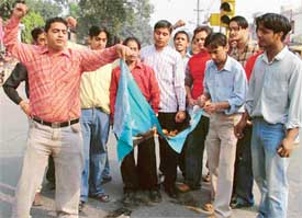 ABVP workers burn the effigy of Pakistan in protest against Delhi serial blasts in Ludhiana on Sunday