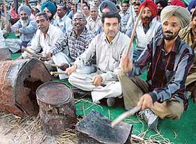 Members of the Coordination Committee of Government and Municipal Council employees and workers of U.T. Chandigarh, protest at Matka Chowk, Sector 16, Chandigarh