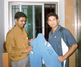 Pappu knows how to fit feet well in juttis. Seen with Sachin Tendulkar