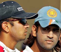 Rahul Dravid speaks with Mahendra Dhoni 