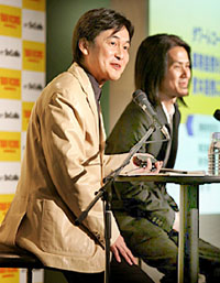 Takeshi Natsuno, Senior Vice- President and Managing Director of Japan's largest mobile operator NTT DoCoMo Inc, speaks to Tower Records Japan Inc CEO Hiroyuki Fushitani at a joint news conference