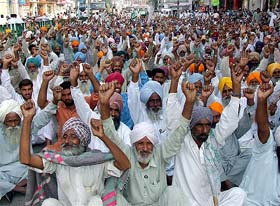 Farmers stage a protest in front of the Cotton Corporation of India office in Bathinda