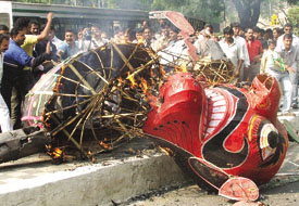Activists of National Balmiki Veer Dal burning the effigy of the Delhi Police Commissioner in protest against the arrest of Bhai More Singh at Jantar Mantar in the Capital