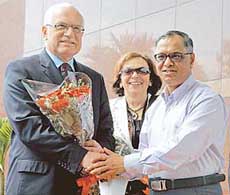 Vaclav Klaus , President of the Czech Republic, shakes hands with Narayana Murthy, Chief Mentor, Infosys Technologies Ltd