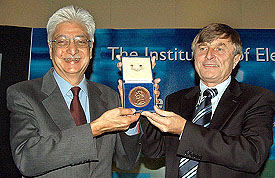 Sir Robin Saxby, Chairman, ARM Technologies, UK, presents the Institution of Electrical Engineers (IEE) honour for 2005