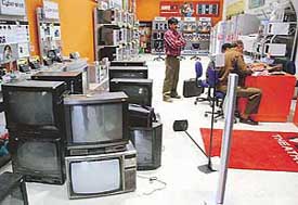 Policemen record the statements of employees at the Sector 11 showroom that was broken into at Panchkula on Thursday night