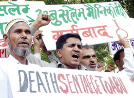 Activists of the All India Muslim Yuva Ekta Committee raising slogans against Abu Salem and Monica Bedi, who have been arrested by the CBI after a three-year extradition battle