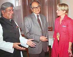 Former Governor of Jammu and Kashmir, Jagmohan shares a point with Finnish MP Hanna-Leena Hemming at a seminar on Softening of borders for achieving peace and prosperity