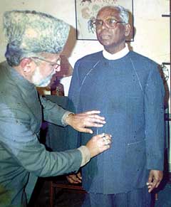Ibrahim Qamar Idris Sabri is seen taking measurement of late K.R. Narayanan at Rashtarpati Bhavan in New Delhi