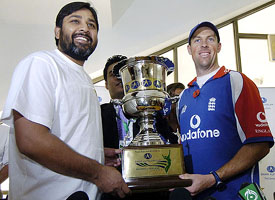 Pakistani captain Inzamam-ul-Haq and Englands stand-in captain Marcus Trescothick hold the Test series trophy during a ceremony at the Multan Cricket Stadium on Friday