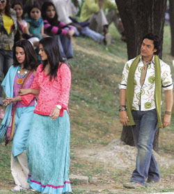 Actors Aamir Khan and Kajol during the shooting of a movie at Lodi Garden in the Capital on Tuesday