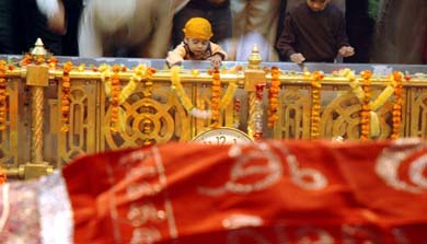 A young devotee pays obeisance at Gurdwara Dukhniwaran on Gurpurb in Ludhiana on Tuesday
