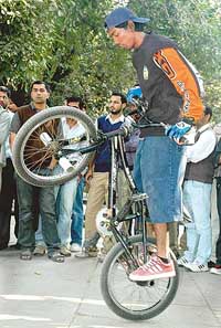 This dare-devil attempts to find the right balance as spectators watch on. 