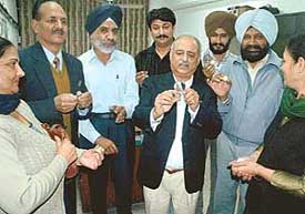 Owners of the "temple token coin" exchange notes in Chandigarh