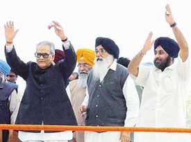 Vice-President Bhairon Singh Shekhawat along with SAD chief Parkash Singh Badal and Sukhbir Badal at the inauguration of the old-age home at Badal village on Friday