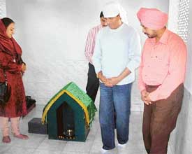 Raj Babbar paying obeisance at a mazaar at Mandi Ahmedgarh