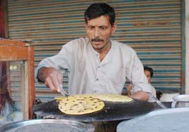 Bhindri makes makki ki roti at his outlet opposite air-conditioned market in Ludhiana