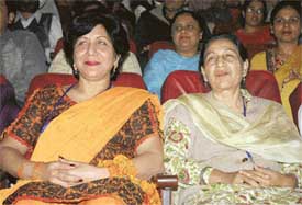  Pakistans Punjabi poets, Sultana Munnawar and Nasreen Anjum Bhatti, feel very much at home in Patiala where they came to participate in a poetry symposium