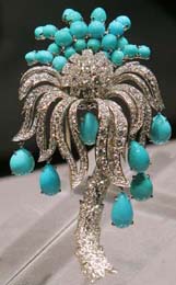 A diamond broach, which belonged to Frances Simone del Duca, is to be auctioned off by Drouot in Paris. The diamond, estimated to cost between Euro 8,000 and 12,000, would be sold on Wednesday.