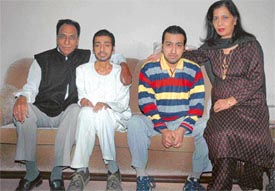 Kumud and Surjit try hard to bring smiles on the faces of their sons Ashu and Vicky