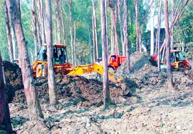 The Municipal Corporation deploys men to lift the garbage dumps along the G.T. Road in Jalandhar