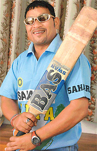 Sachin Tendulkar look-alike Ashok Singh showing off his master strokes