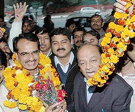 Madhya Pradesh Chief Minister designate Shivraj Singh Chauhan (first from left) is felicitated by Delhi Pradesh BJP President Harsh Vardhan at a function in New Delhi on Sunday.