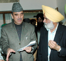President of the Ontario Sikh Gurdwara Council Harbans Singh Jandali  with Jammu and Kashmir Chief Minister Ghulam Nabi Azad