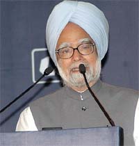 Dr Manmohan Singh addresses the closing session of the India Economic Summit, 2005, in New Delhi