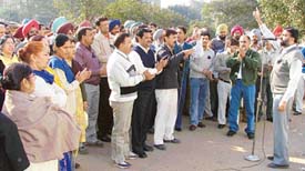 Employees of the State Bank of Patiala hold demonstration in Ludhiana