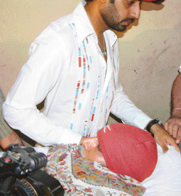 Amitabh Bachchan being taken to Leelavati hospital by his son Abhishek