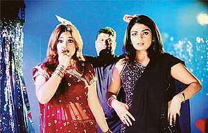 Shalini Kapoor & Neeru Bajwa in Hari Mirchi Laal Mirchi 