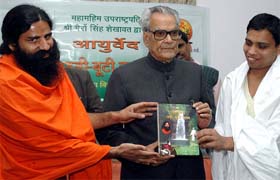 Vice-President Bhairon Singh Shekhawat releasing a book on Ayurvedic herbs Ayurved Jadi-Booti Rahasya by Acharya Balkrishan of Divya Yog Mandir Trust, Hardwar, in the Capital