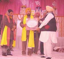 Mr Bhupinder Singh Jauhar, Chairman, Guru Nanak Khalsa Educational Institutions, presents siropa to Mr Harmohinder Singh Chatha, Speaker of Haryana Assembly