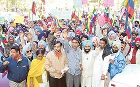 Lok Bhalai Party workers stage a dharna against policies of the Punjab Government at Mini-Secretariat in Ludhiana