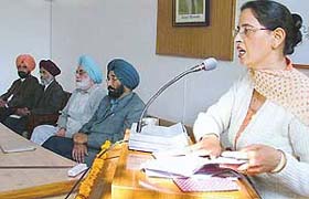 Noted Punjabi poetess Sukhwinder Amrit addresses the audience on the opening day of the Punjabi Week in Ludhiana