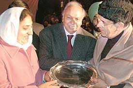 A mememto is presented to Mr Justice Y.K. Sabharwal by Mr Surinder Singla and Ms Rajinder Kaur Bhattal