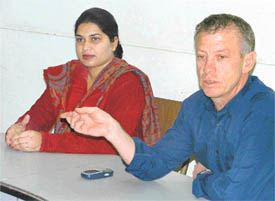 Ms Anupam Rachana Singh, para-medic at the CMCH, and Mr Gerald Carpanini interact with mediapersons in Ludhiana 