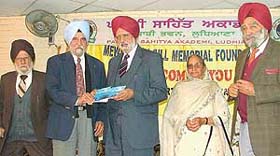 Dr G.S. Kalkat, Chairman, Farmers Commission, Punjab, releasing the book “Thandian Lattan” comprising poems of the late Mewa Singh Gill at a function at Punjabi Bhavan