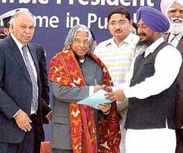 Villagers present a phulkari to President A.P.J. Abdul Kalam at Gehri Buttar village on Saturday.